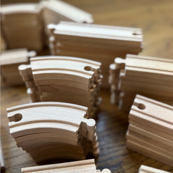 Thomas & Friends Wooden Train Set with Red and Black Engine - Picture 12 of 12